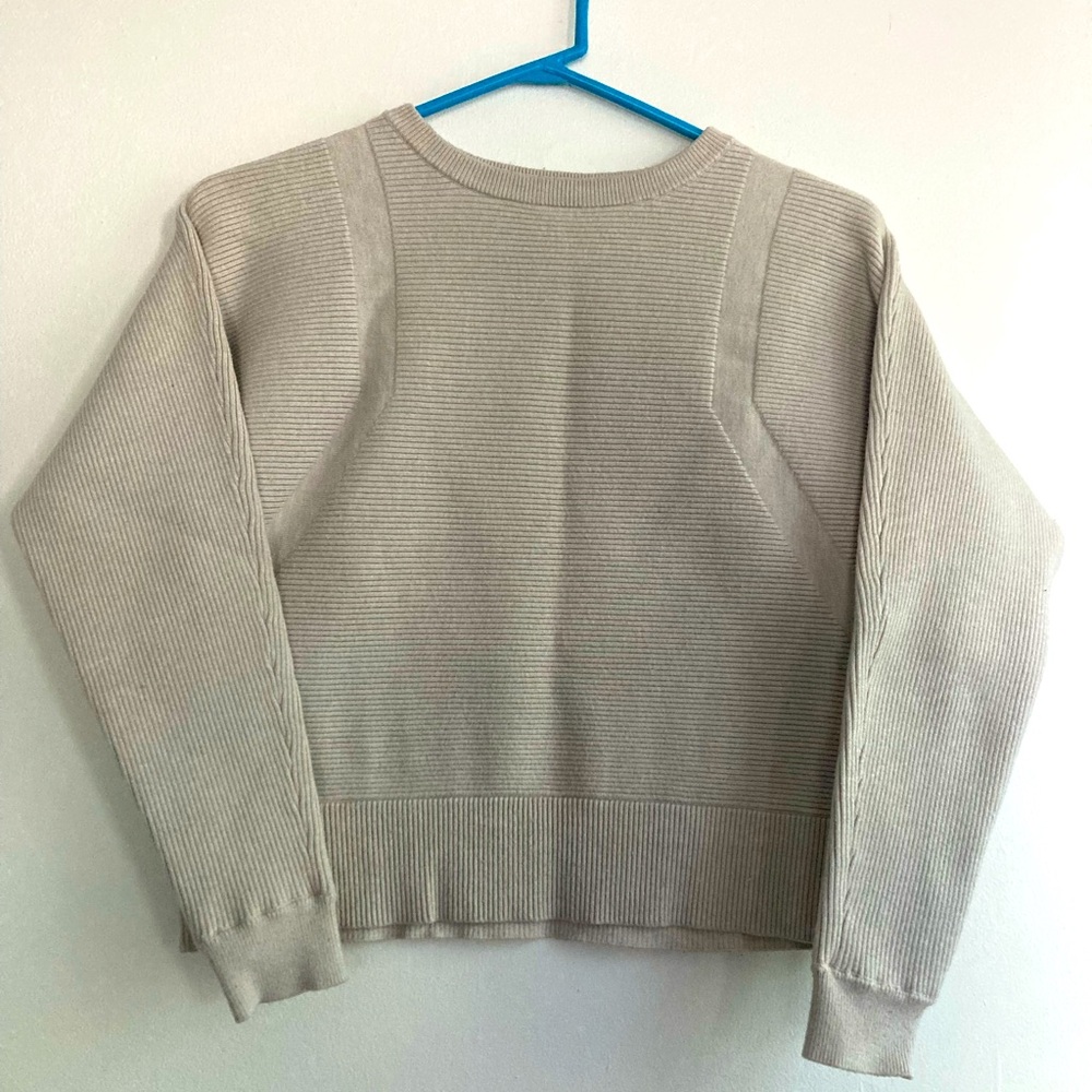 Ribbed sweater with accent